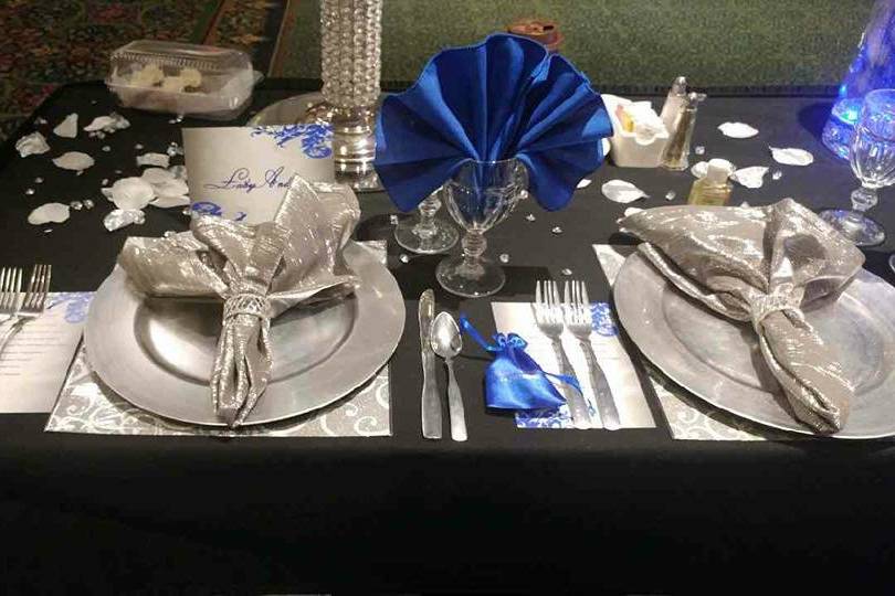 Table setting with blue decor