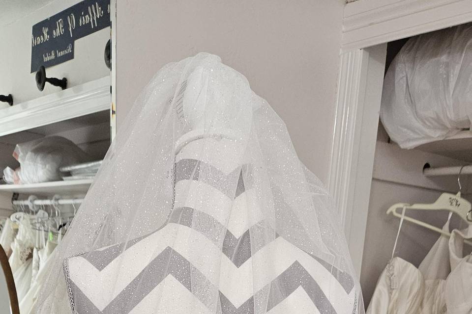 Elbow length veil