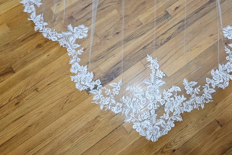 Scalloped lace Cathedral veil