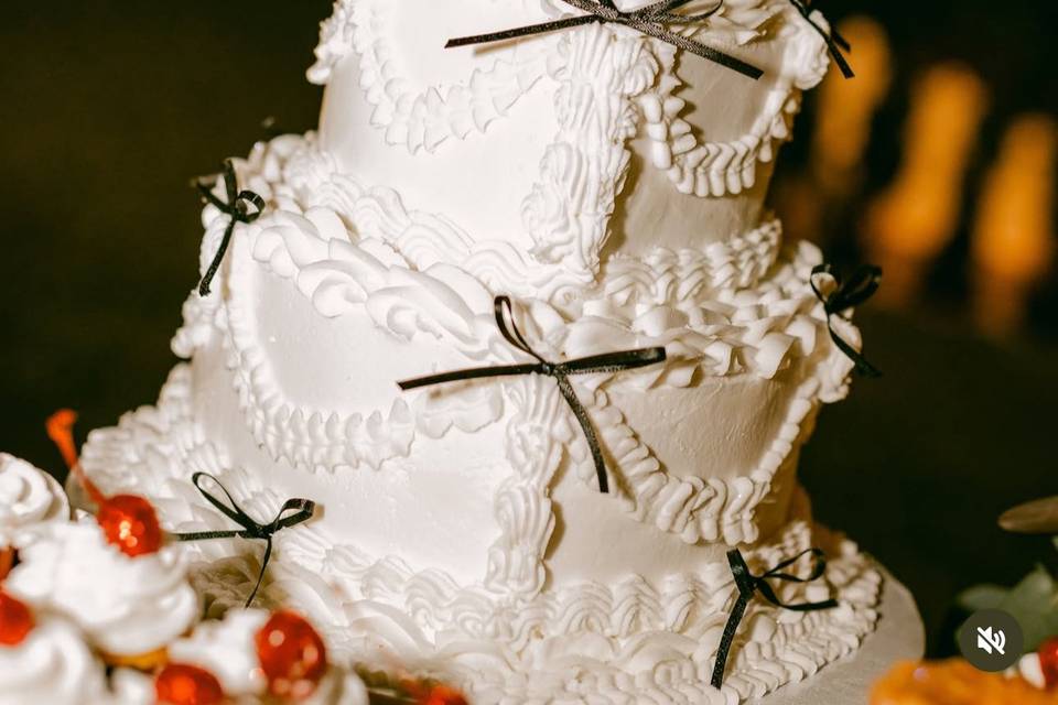 Vintage heart wedding cake