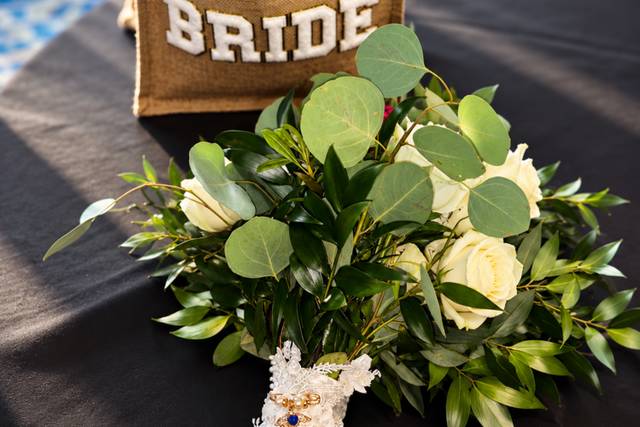 Bouquet and bag.png