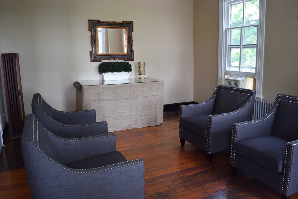 Grooms Lounge