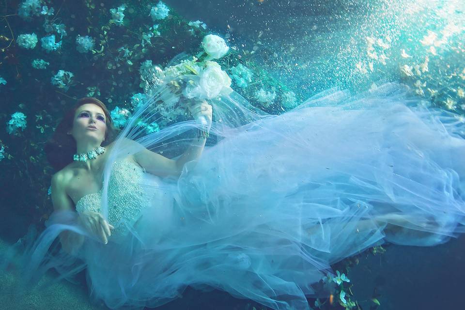 Underwater bridal photos