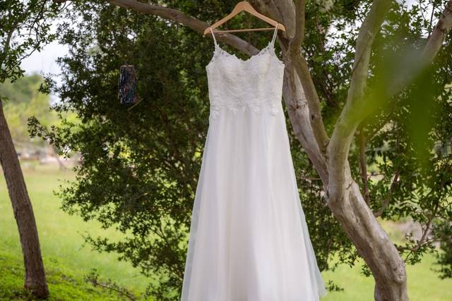 austin-wedding-photography-white-dress-outdoors-zan-visuals.jpg