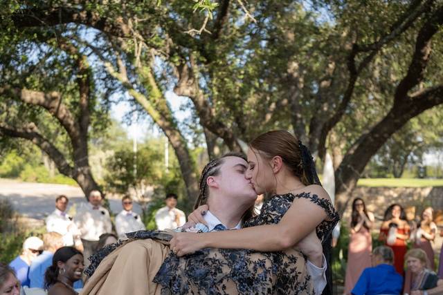 Outdoor-wedding-celebration-kiss-austin-zan-visuals.jpg