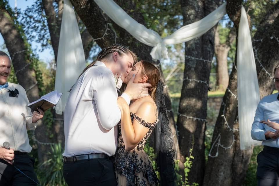 austin-outdoor-wedding-ceremony-kiss-zan-visuals.jpg