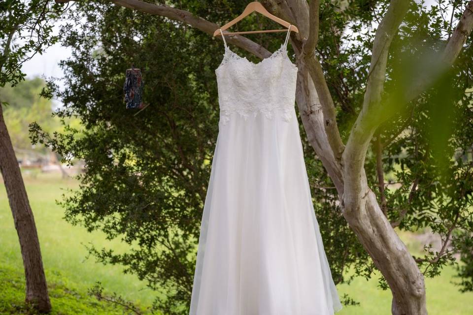 austin-wedding-photography-white-dress-outdoors-zan-visuals.jpg