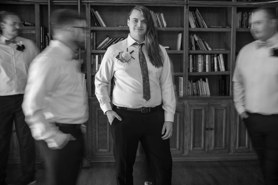 creative-groom-portrait-austin-wedding-zan-visuals.jpg