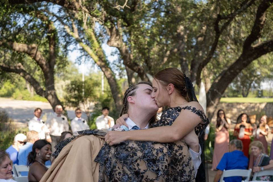 outdoor-wedding-celebration-kiss-austin-zan-visuals.jpg