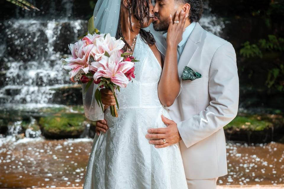 romantic-wedding-portrait-waterfall-austin-zan-visuals.jpg