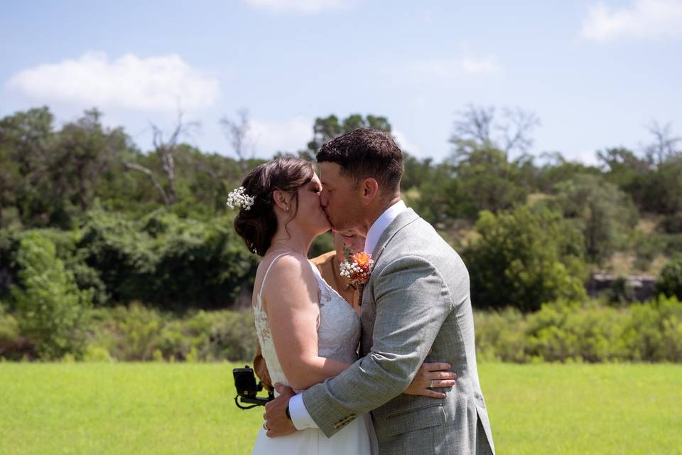 wedding-kiss-austin-wedding-photographer-zan-visuals.jpg