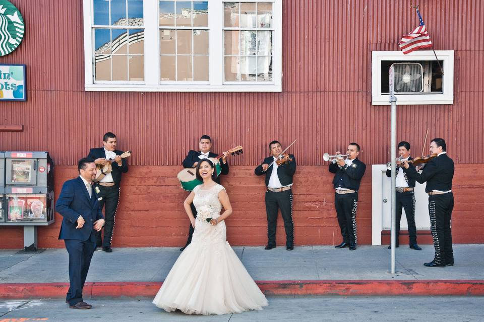 Couple with mariachi band