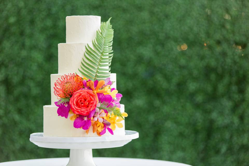 Wedding cake with gorgeous tropical explosion