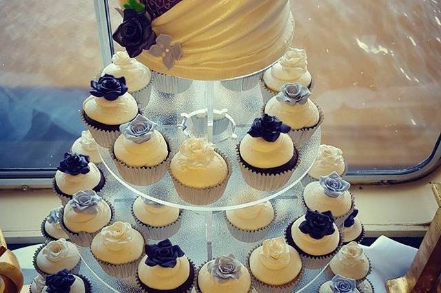 WEdding cake with red roses