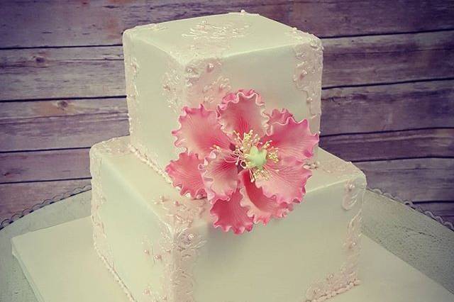 Square wedding cake with pink flower