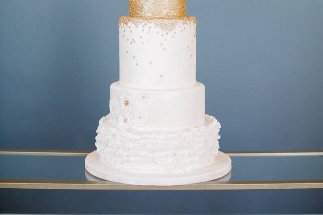 Wedding cake with gold top layer