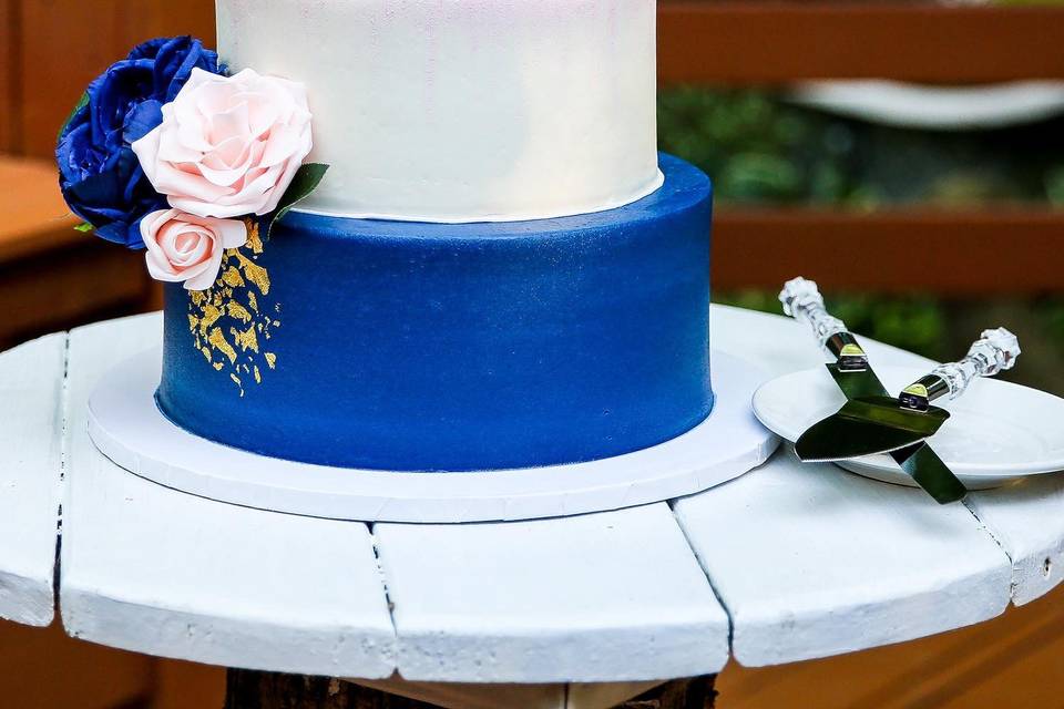 Wedding cake blue