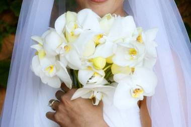 white bridal bouquet