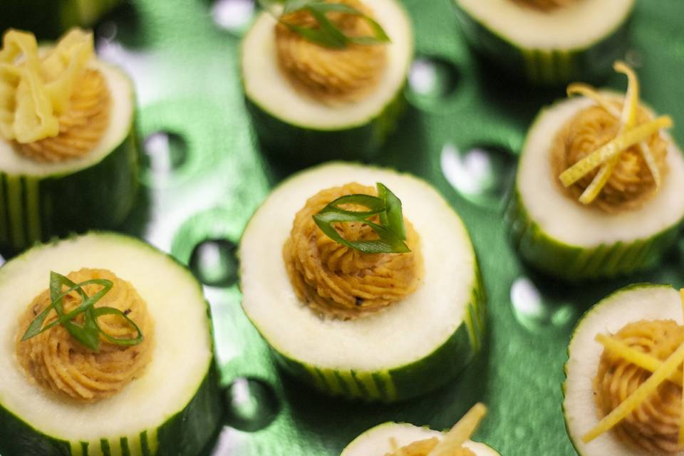 Cucumber cups with hummus