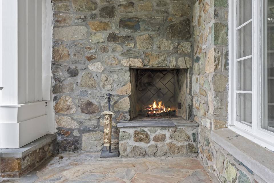 Outdoor fireplace