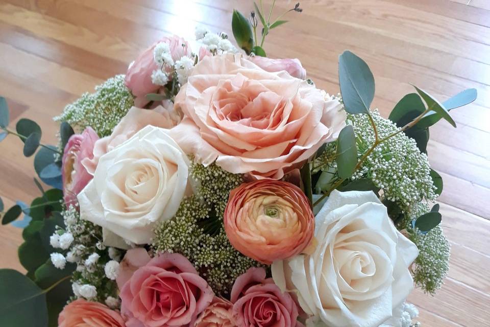 Cream and pink rose bouquet