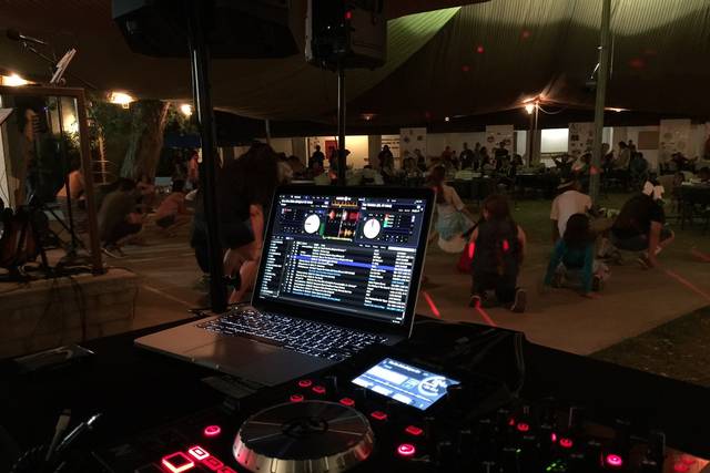 Dj mixing table