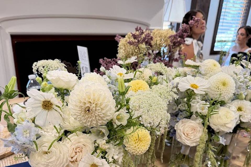 florale-white-bridal-party-bouquets.jpg