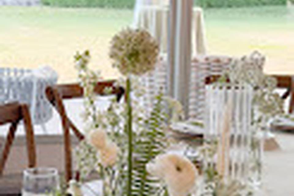 florale-white-green-table-flowers.jpg