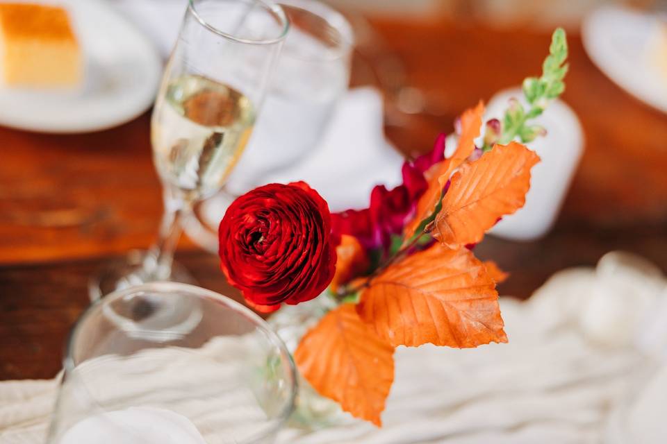 hudson-valley-fall-wedding-bud-vase-centerpiece-florale.jpg