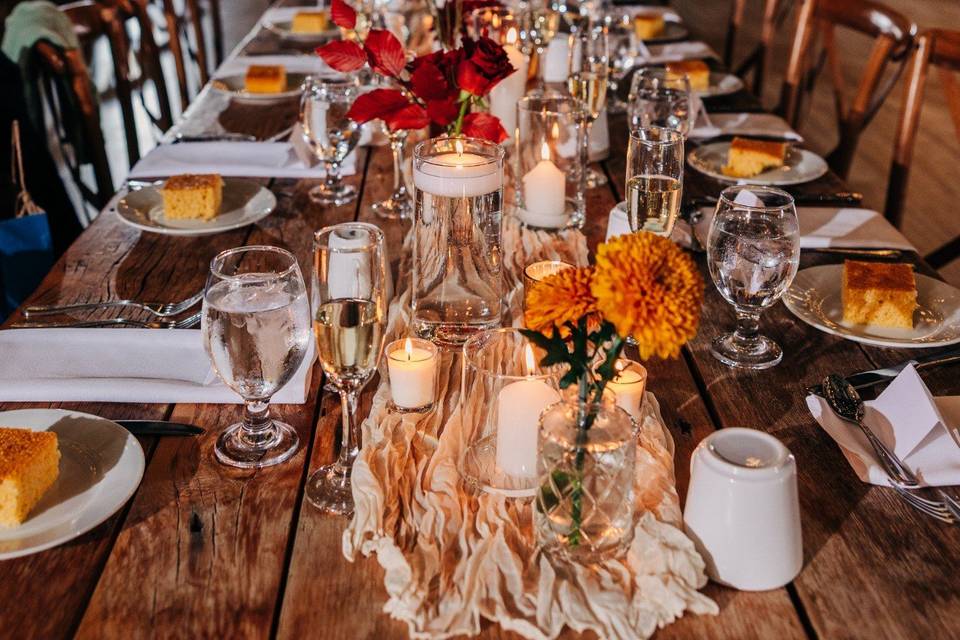hudson-valley-fall-wedding-candlelit-reception-florals-florale.jpg