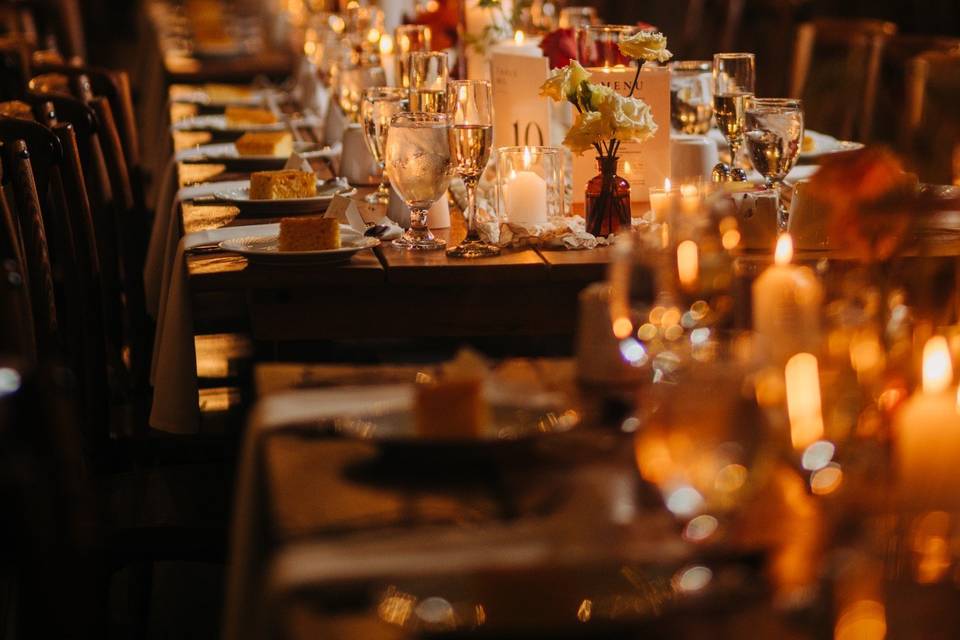 hudson-valley-fall-wedding-romantic-candlelit-tables-florale.jpg