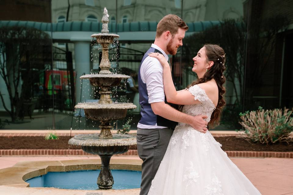 Fountain photo with couple