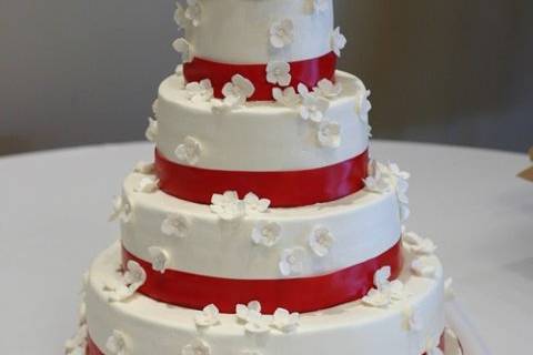 white buttercream icing, this cake is decorated with sugar hydrangeas 