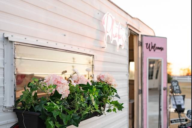Flowers or decor can be custom