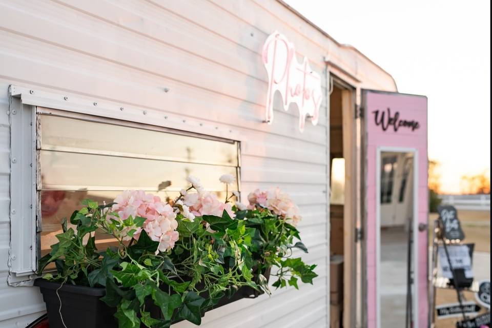 Flowers or decor can be custom