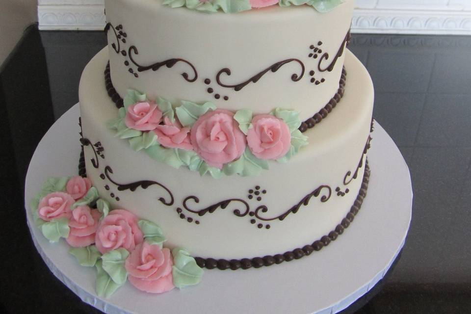 Elegant cake with pink roses