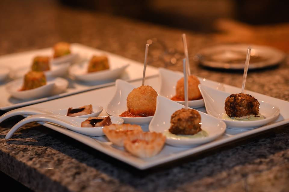 Luxury passed hors d'oeuvres. Renee Mellott Photography.