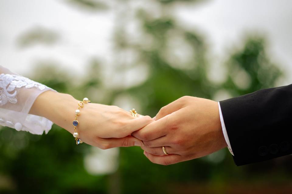 Hands holding