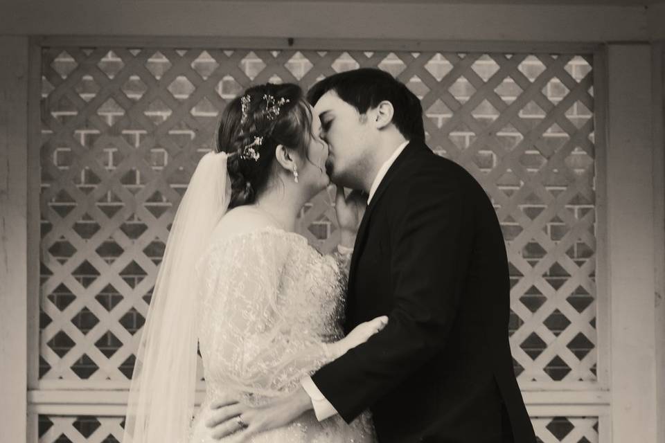 Groom + bride kissing