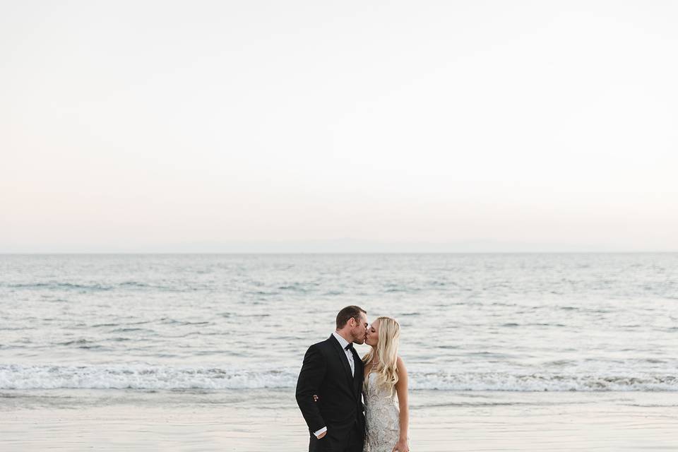 Seaside kiss - Waller Weddings