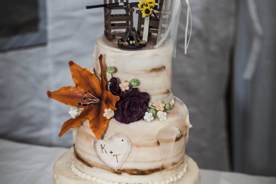 A rustic cake design