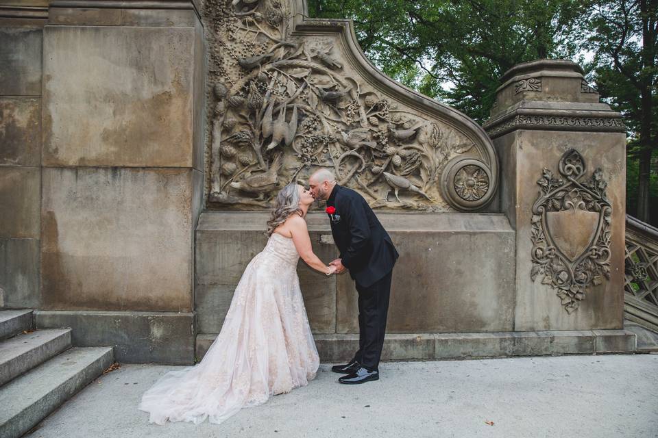 Newlyweds kissing - Angelica Radway Photography