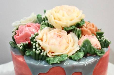 Gradient wedding cake with flowers on top