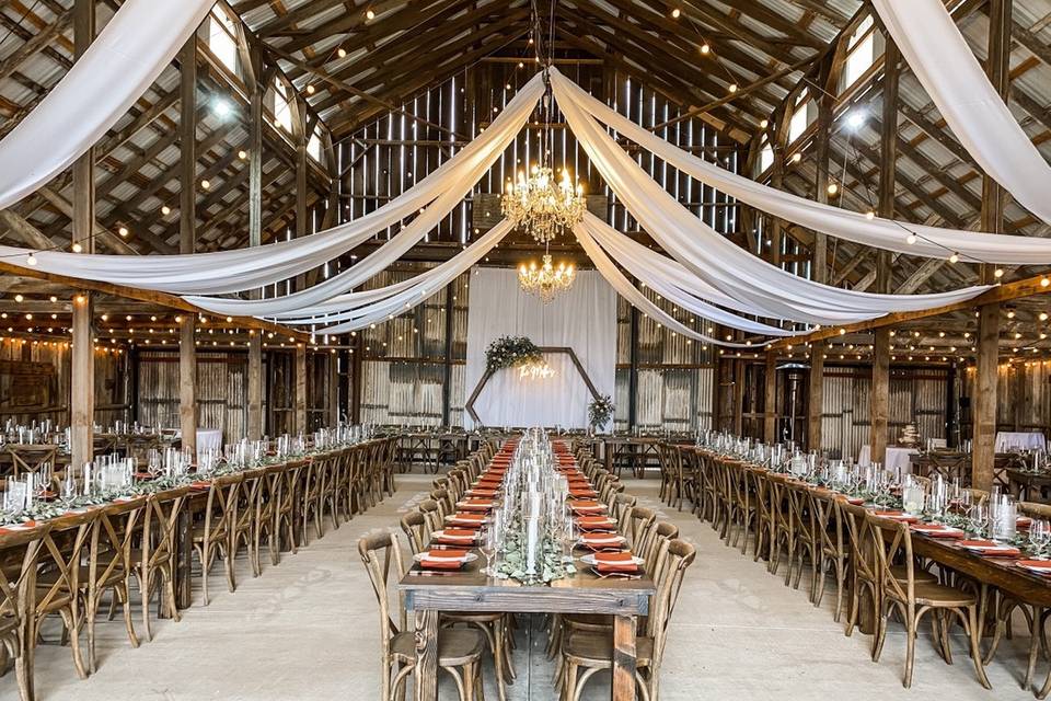 https://cdn0.weddingwire.com/vendor/445339/3_2/960/jpg/farm-tables_51_933544-161678884253511.jpeg