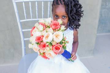 Orange and red roses with hypericum berries make this bridal bouquet perfect for an outdoor fall wedding