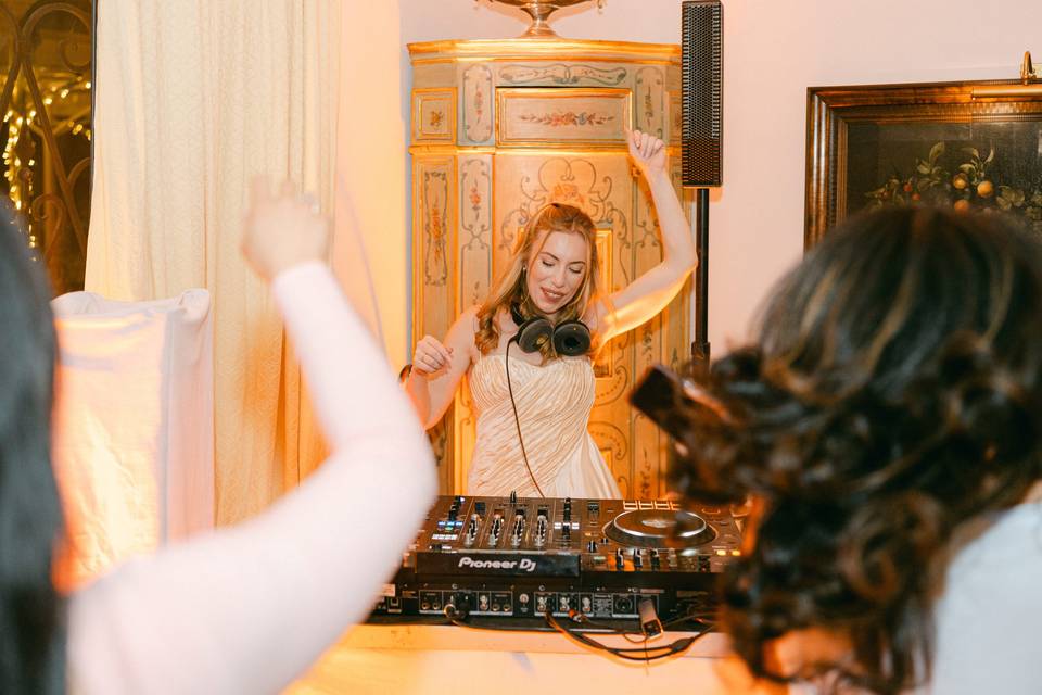 Dj bride