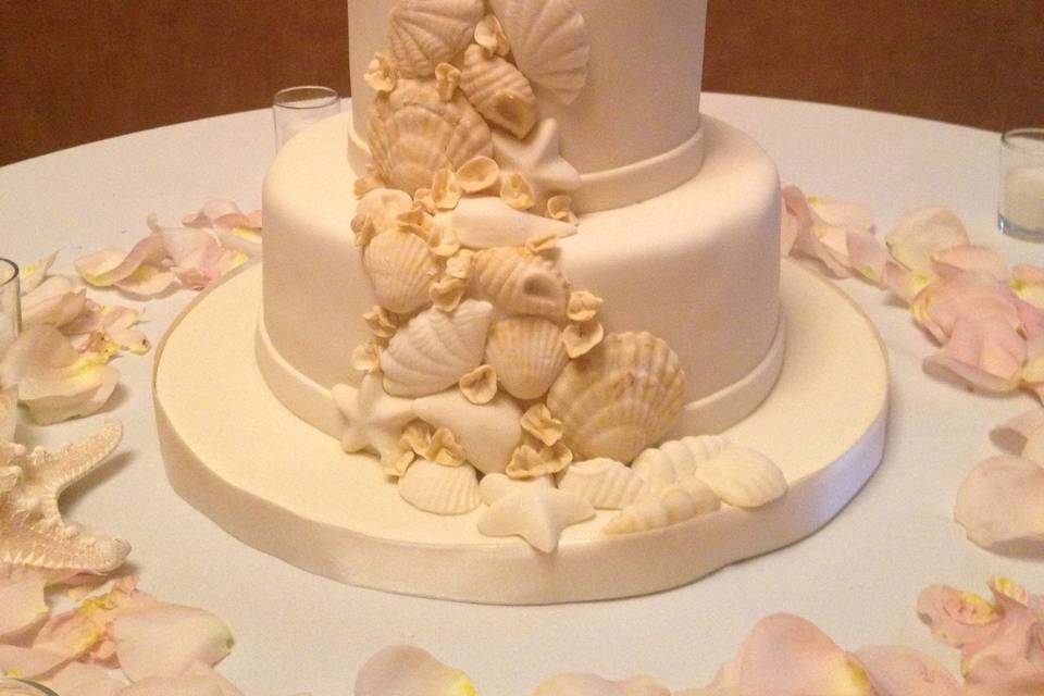 Happily married cake concept