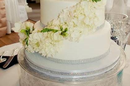 Whte buttercream wedding cake with fresh floral.