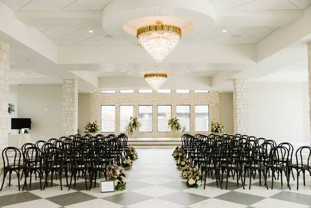 Grand Hall ceremony aisle and checkered floor | Photo: @luntfilms
