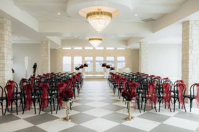Grand Hall with burgundy wedding florals | Photo: @jennypearlphotography